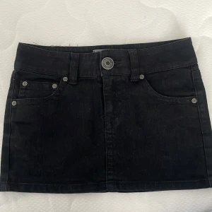 Skitsnygg jeans kjol  - Jättebra skick jeans kjol i svart färg sitter jättefint 