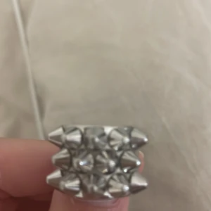 Silverfärgad ring med nitar - Edblad ring i silver.Bra skick och jag säljer därför jag inte använder silver längre och fått ringen i guld 