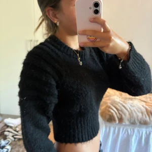 Croppad Svart stickad tröja  - Superrr snygg croppad svart stickad tröja!!! 