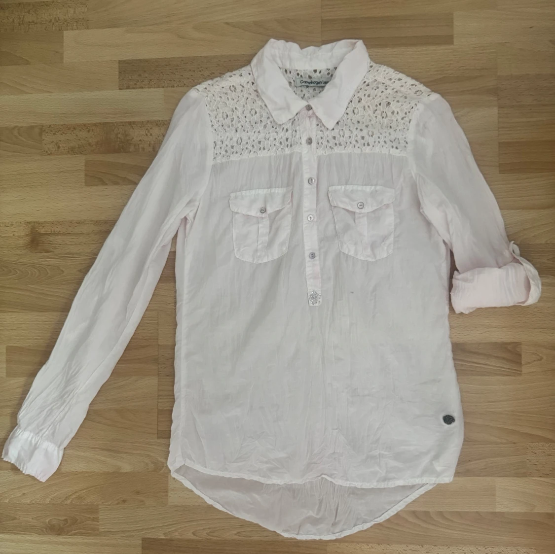 Ljusrosa skjorta med spets från Copenhagen Luxe - 1