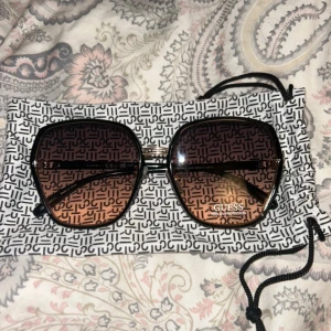 GUESS solglasögon  - Solglasögon från GUESS, helt oanvända