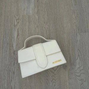 Vit handväska  - Aldrig använd, har mest legat i en låda och skräpat har nån sminkflcök men de går att få bort pris kan diskuteras