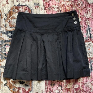 Kjol med knappdetaljer - Aldrig använd men köpt secondhand. Knapparna fungerar att knäppa men inte i samband med funktion till kjolen (mest som dekorativt). Finns dock en dragkedja på sidan som är gömd🌟