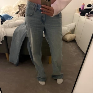 Ljusblå raka/vida jeans med låg midja - Säljer ett par ljusblå jeans med raka ben och låg midja. Köpta från Zara, använda några få gånger. Säljer då de blivit för stora❤️❤️pris kan diskuteras 
