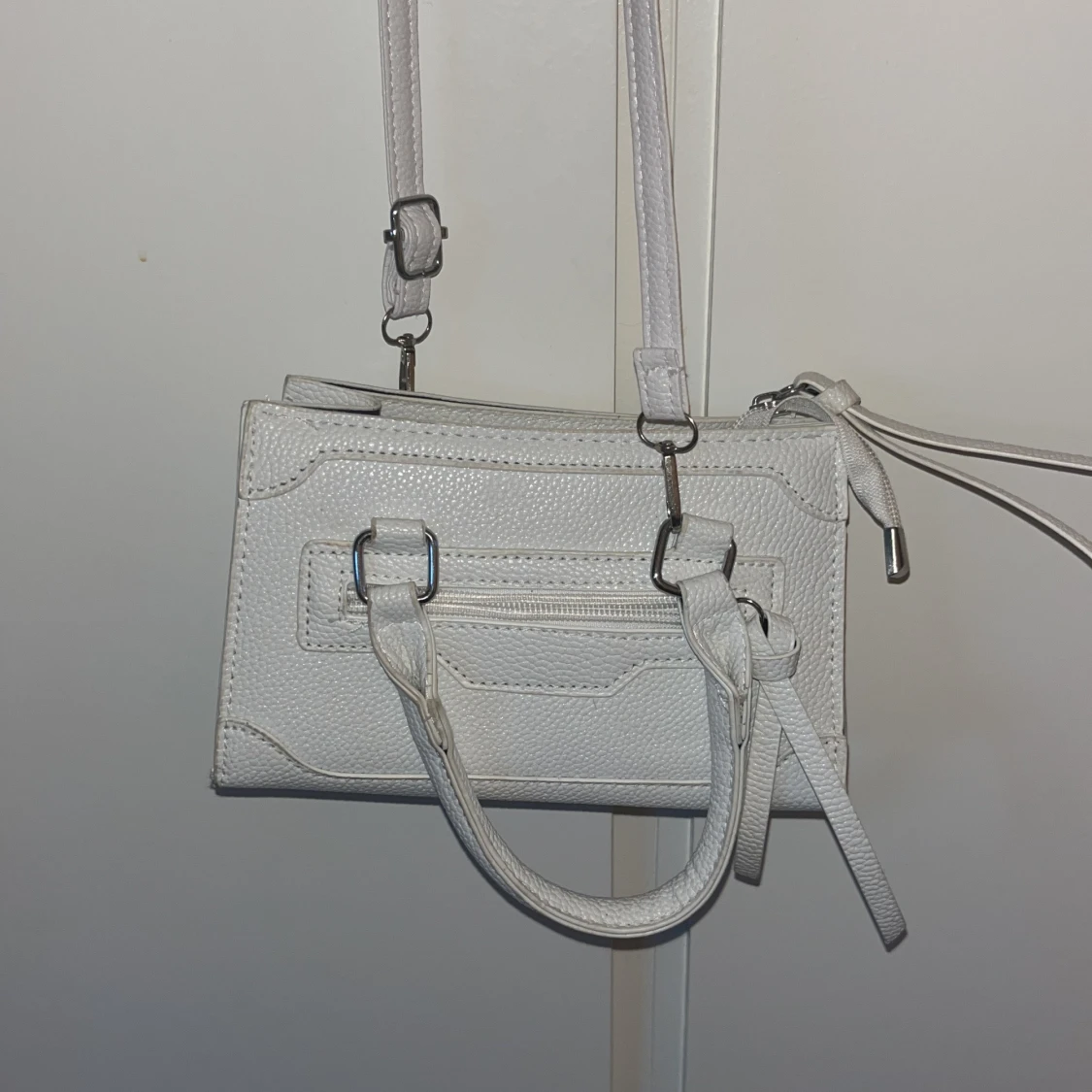 Vit axelväska i skinnimitation