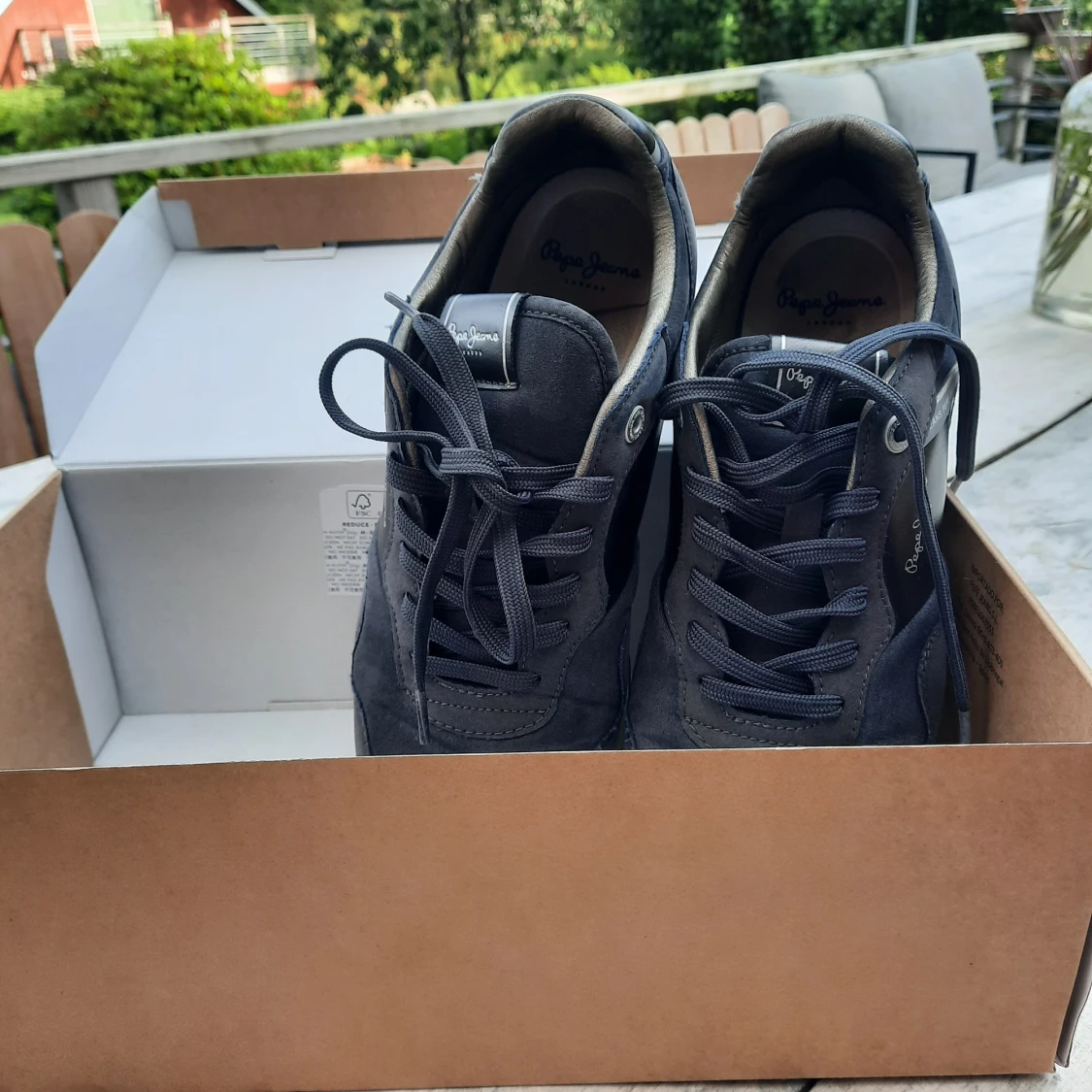 Mörkgrå sneakers från Pepe Jeans - 1