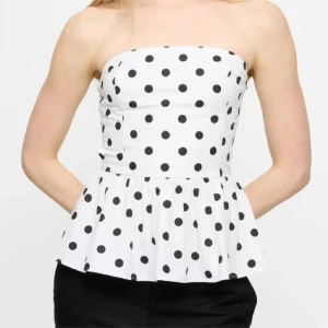 Svart vit prickig topp - Säljer min superfina vit svart prickiga topp från SHEIN men identisk till den från bikbok💓 säljer pga att den var lite för liten för mig, är S men skulle säga att den passar XS 💓 skriv för bilder/frågor! Endast testad!!