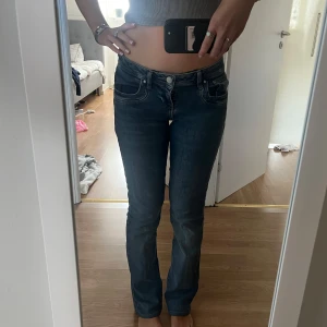 Mörkblå LTB jeans - Säljer ett par mörkblå lågmidjade LTB jeans köpta på Zalando men knappt använda. Jag är 171 och de är uppsydda till en 32 i längden för att passa bättre! 