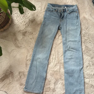 Weekday Twig ljusblå straight jeans 25/30 - Ljusblå jeans från Weekday, modell Twig Mid Straight. Klassisk femficksdesign, raka ben och midwaist passform. Tillverkade i bomull med snygga kontrastsömmar och dragkedjegylf. 