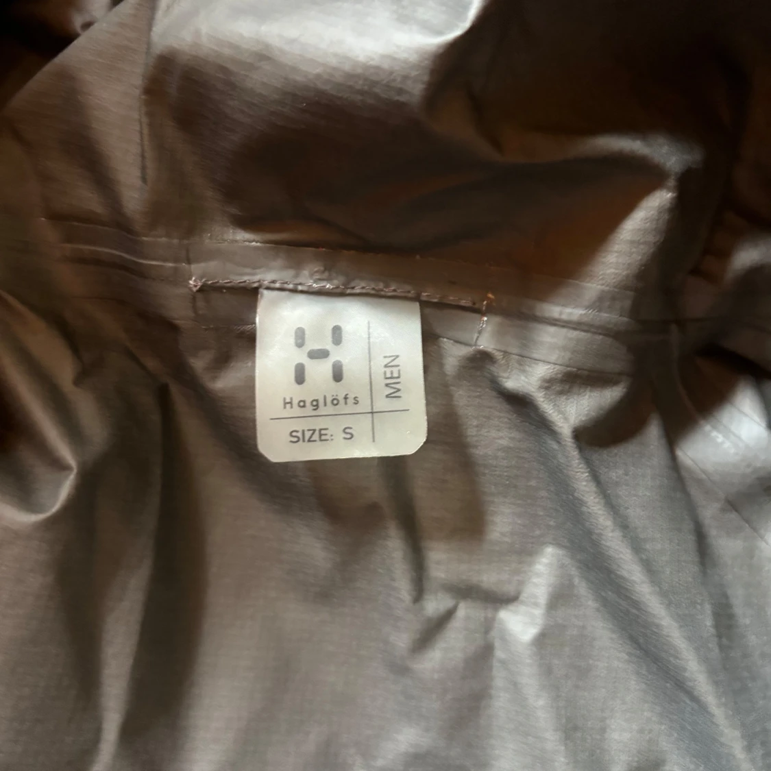 Röd vindjacka från Haglöfs  - 1