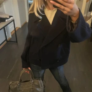 Marinblå design by si kappa! - Säljer min fina marinblåa design by si jacka. Använd men bra skick, lite smått nopprig på vissa ställen men inget man tänker på! Kommer inte till användning längre. Passar perfekt nu mot hösten och så fin till typ alla outfits!!🥹🩵🫐Strl M/L men passar S. Nypris 757