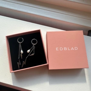 edblad örhängen💞💞 - säljer dessa superfina edblad örhängen! knappt använda så i superfint skick💕