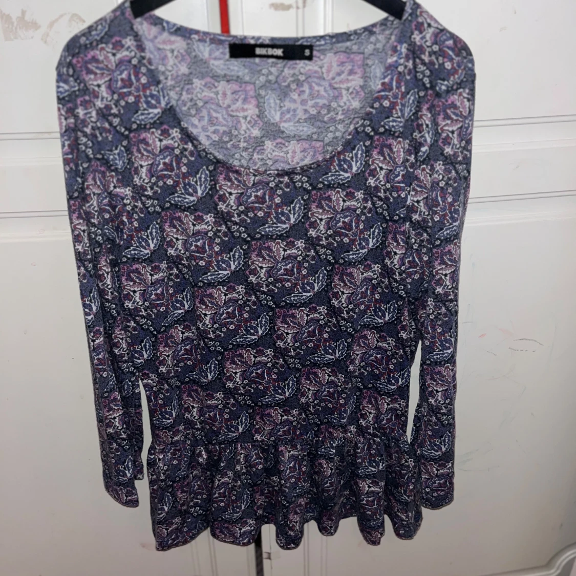 Blommig långärmad topp från Bik Bok