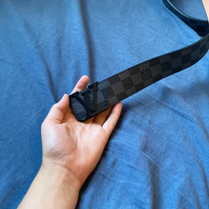 Snyggt bälte med svart logga - Nytt