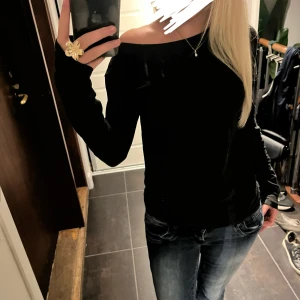Svart långärmad tröja - Svart långärmad tröja från H&M💕 perfekt till skolstarten💕 säljer för att jag sparar pengar för tillfället!💕