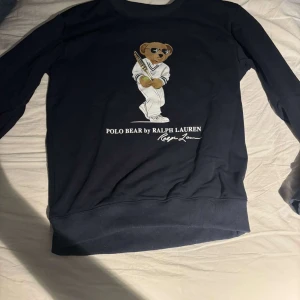 Mörkblå Polo Bear tröja Ralph Lauren - Säljer en fin blå polo tröja bra pris 