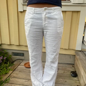 Vita linnebyxor från Filippa K - Ett par linnebyxor från Filippa K i storlek M. Byxorna är i bra skick förutom att det ej finns några knappar bak (väldigt enkelt att sätta dit). Nypris: 2000kr. Anledningen att jag säljer de är att de inte passar mig längre.🤗❤️ (Min kompis är på bilden)