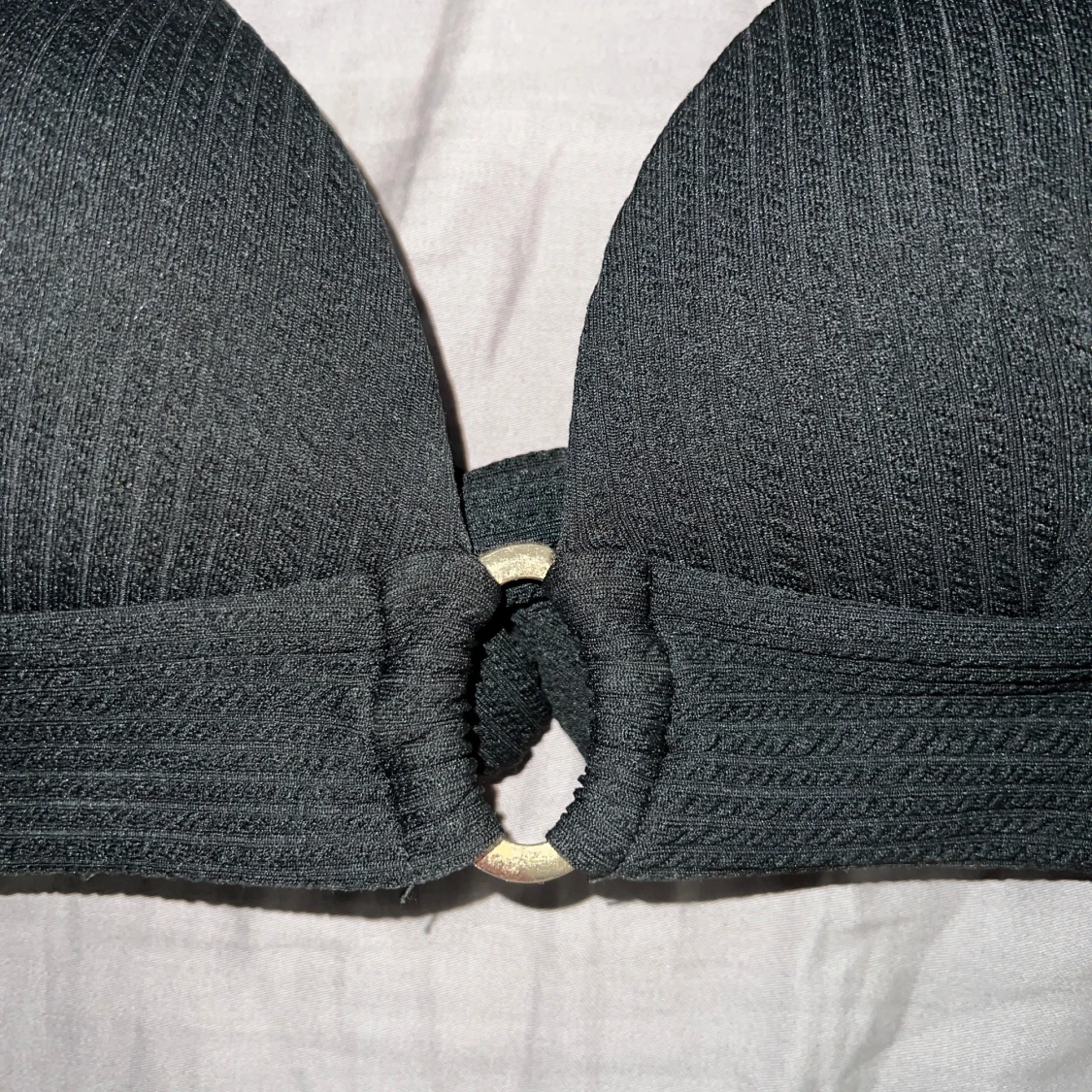 Svart ribbad bikiniöverdel med pärldetaljer - 1