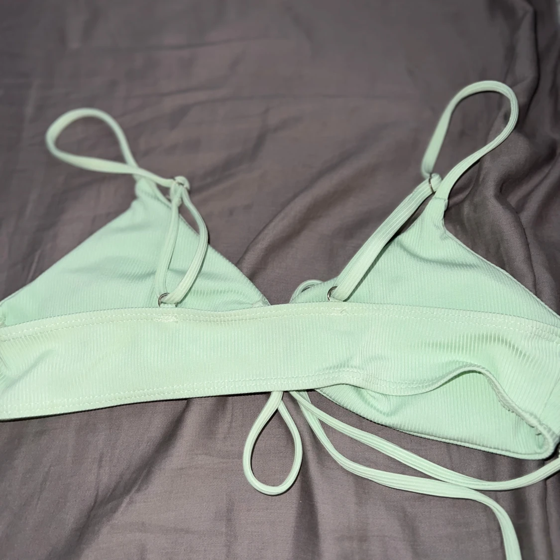 Mintgrön ribbad bikini med knyt - 2