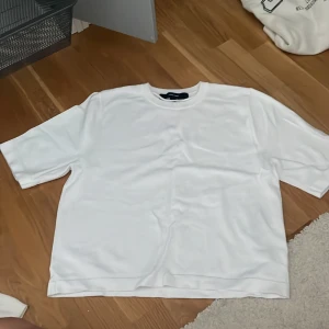 Vit t-shirt från Vero Moda XS - En basic vit t-shirt från Vero Moda i storlek XS. T-shirten har klassisk rund halsringning och korta ärmar. Perfekt att styla med jeans eller kjol för en clean och enkel look. Materialet känns mjukt och skönt mot huden.