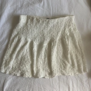 Vit spets minikjol   - Vit kjol från Gina Tricot🫶🏼 Köpt förra sommaren men används inte längre! Storlek M🤍