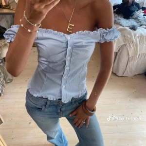 Ljusblå offshoulder topp med volang - Supersöt ljusblå offshoulder topp🤍lånad bild!