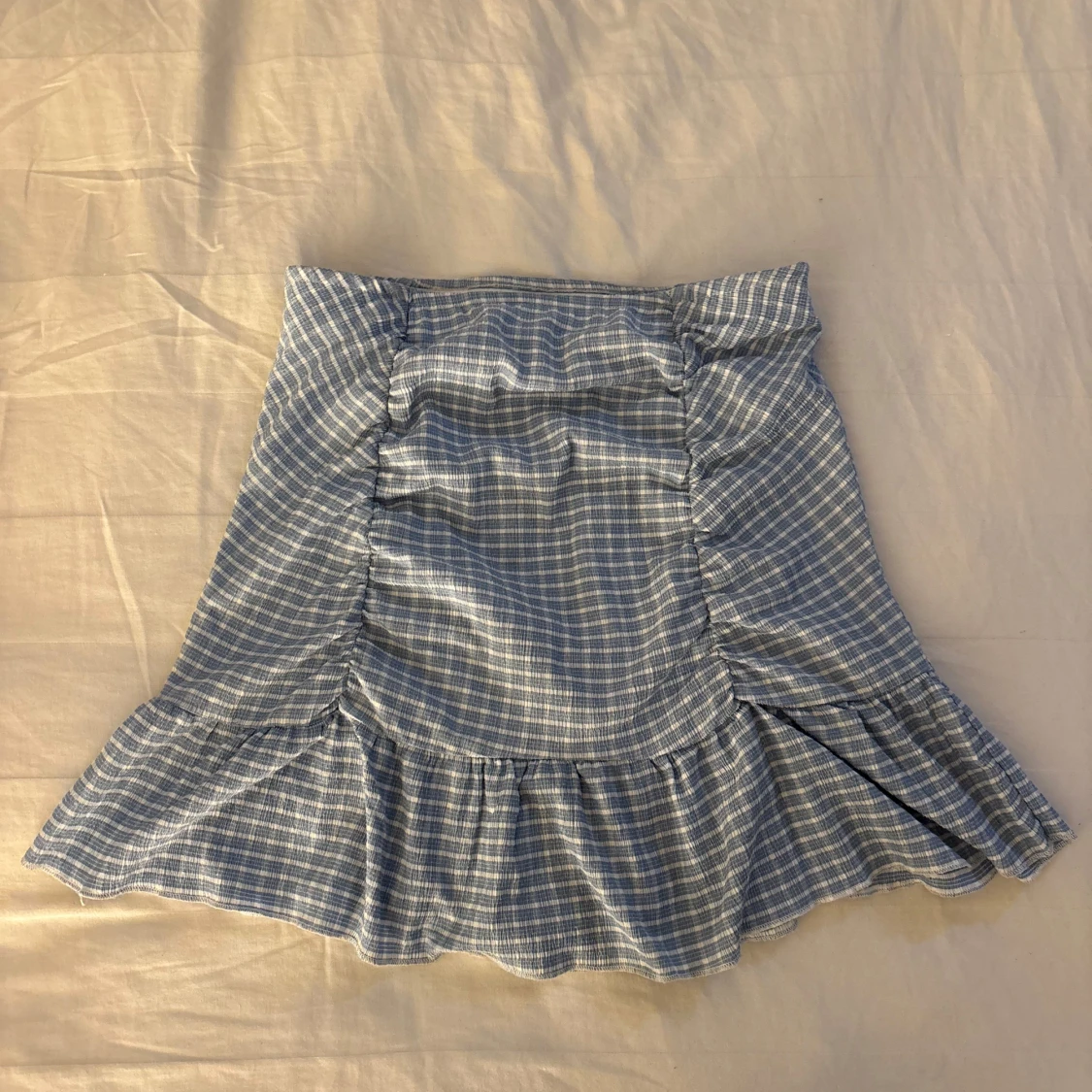 Blå rutig volangkjol från Gina Tricot