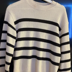 Randig stickad tröja - Stickad tröja storlek Xs-S