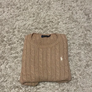 Beige kabelstickad tröja Polo Ralph Lauren - En kanestickad tröja från Ralph lauren i storlek L G som motsvarar strorlek S i barn storlek pris kan diskuteras 