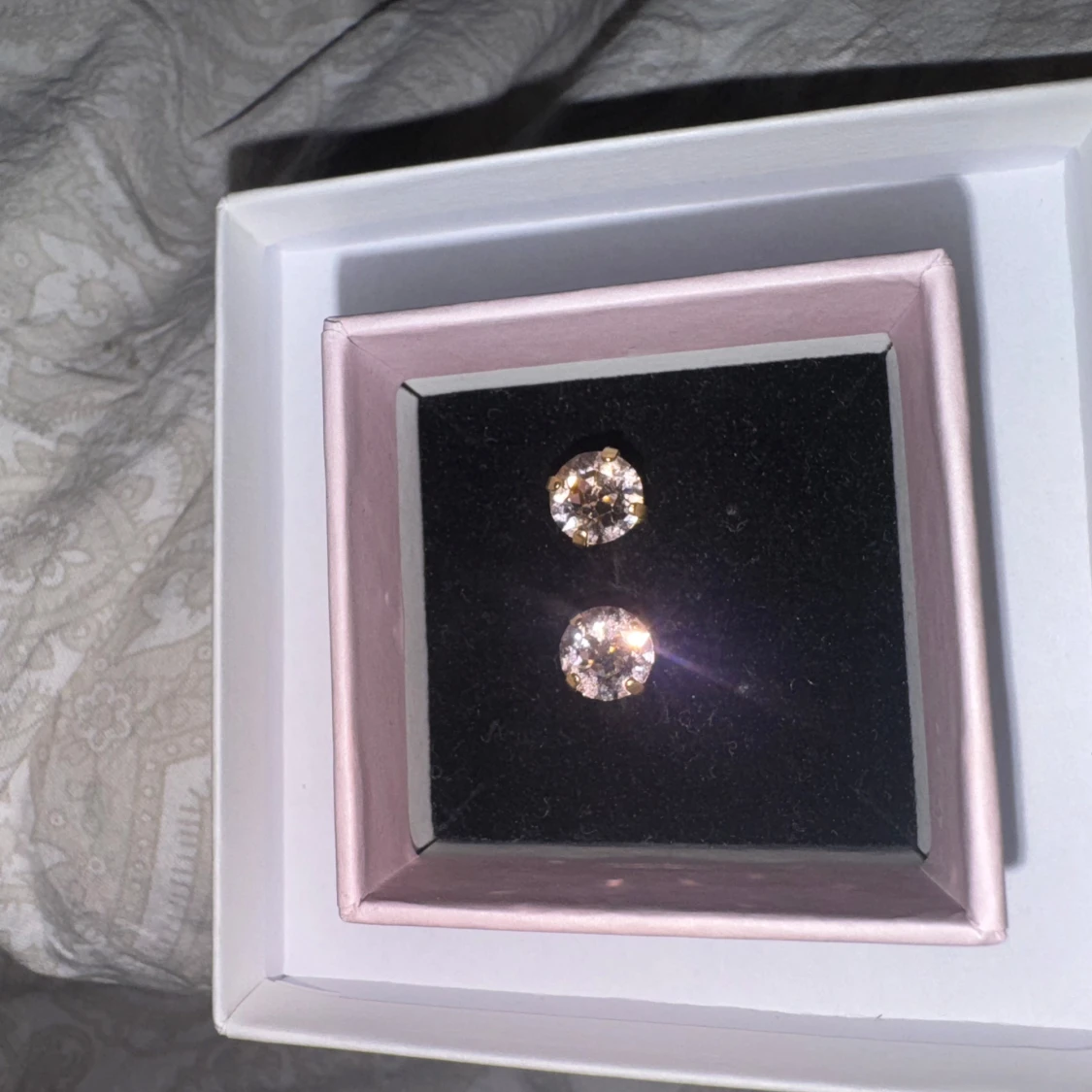 Glittriga örhängen med rosa stenar - 1