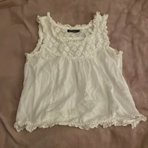 vit spetsblus från rut&circle - supergullig vit blus topp från rut&circle med spets upptill och volangdetaljer, säljer då den aldrig kommer till användning eftersom jag ej tycker om hur den ser ut på mig, pris går att diskutera eller fråga om fler bilder💞