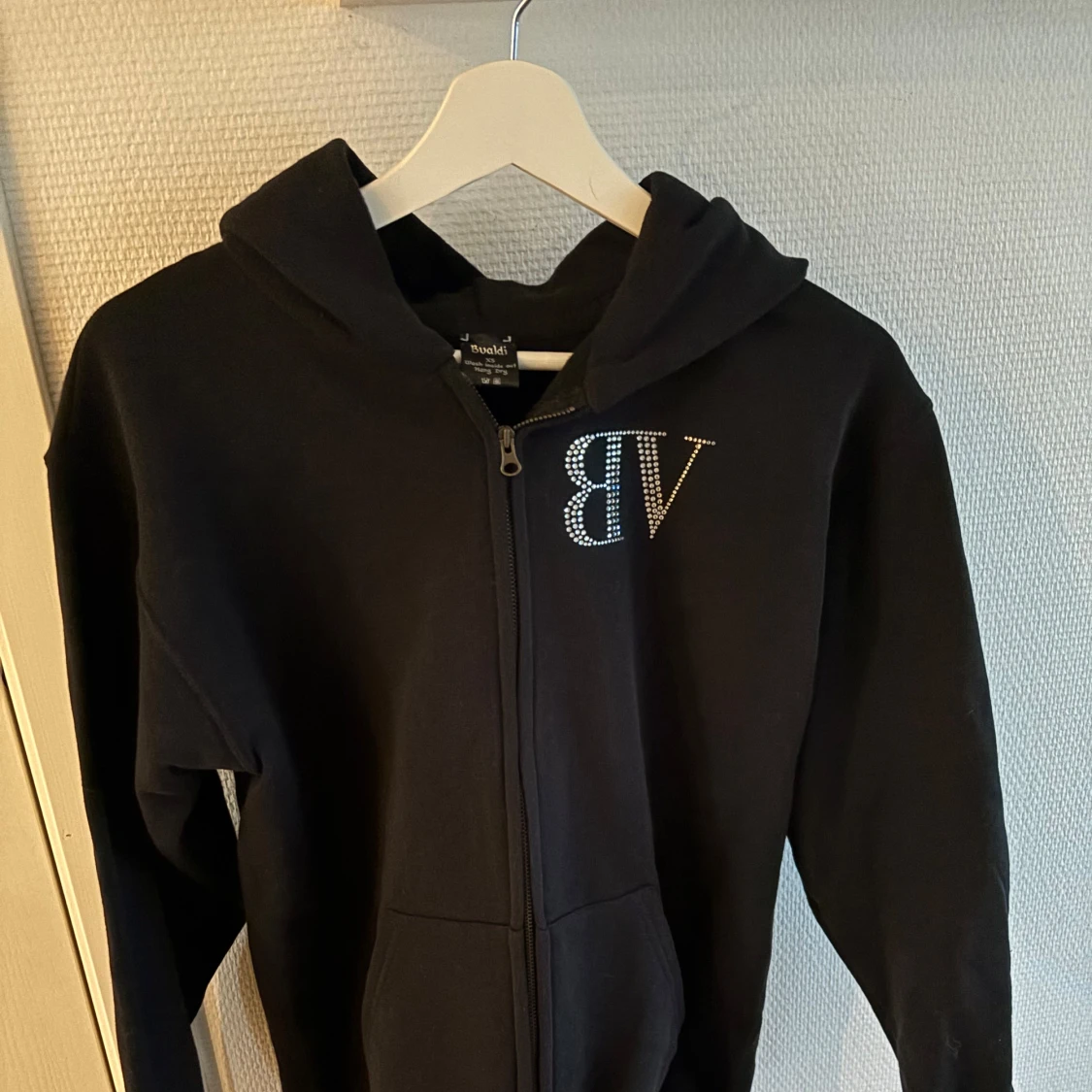 Svart hoodie från BValdi trendig  - 1