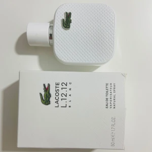 Lacoste L.12.12 Blanc EdT 50ml ( helt ny köpt från kicks ) - Fräsch parfym från Lacoste, L.12.12 Blanc, i en stilren vit flaska med texturerad yta och den klassiska gröna krokodilloggan. Kommer i originalkartong, 50 ml eau de toilette. Perfekt för dig som gillar sportig och ren doft.