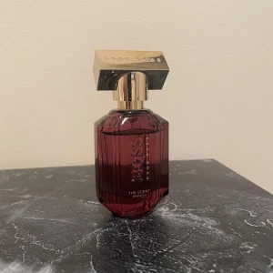 Hugo Boss The Scent Magnetic parfym - "Boss The Scent Magnetic" har en intensiv kombination av svart vaniljextrakt och lädernoter. Den har också en touch av svart musk som ger en magnetisk effekt. Ungefär 25 ml kvar 