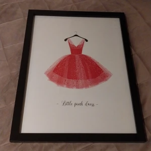 Glittrig rosa kortklänning - Supersöt tavla med en prinsessa klänning som det står Little pink dress. Hör gärna av dig om du vill veta mer!