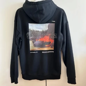 Hoodie - Hoodie med tryck bak. Strl S. Tryck gärna på ”köp”.