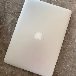 MacBook Air - MacBook Air-laptop från Apple, perfekt för studier, kreativt arbete eller underhållning. Stilren design och svenskt tangentbord. Laddare medföljer. Den har årsmodellen 2013 men fungerar bra, men anpassat.