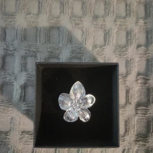 Blomma ring silver  -  GRATIS GÅVA MED VARGE ORDER!! Supertrendig stockholmsstil tjejer, ring silver. Gjord av stål, jag svarar och skickar alltid snabbt!
