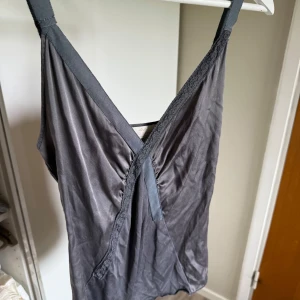 Linne i silke - Fint linne från Múus Malou Sander i 100% silke, justerbara band🤍