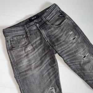 Replay anbass - Replay anbass - fint skick! - storlek 29/34 - gråa - sjukt både snygga och sköna jeans, stl 29/34, men kan även passa något kortare i längden. Jag är 177 och har vanligtvis 32 i längd, men känner att dessa också funkar, pyttelite långa! As fet tvätt och slitningar! - hör av er vid frågor🙌