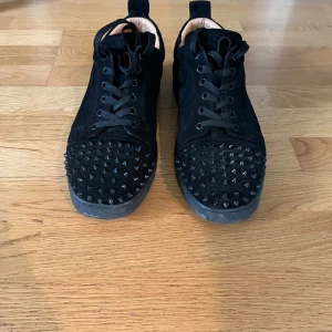 Christian Louboutin med nitar - Christian Louboutin med nitar säljes billigt. Skorna är inte i nyskick utan har använts. Förvänta er inte att dom är perfekta men allt og förutom nitar medföljer. Dustbags, frigolitbitar, certifikat osv. Kvittot har tyvärr blekts och är väldigt svårt att läsa eftersom att jag glömde kvittot i mina byxor när dom skulle tvättas. Innersulorna i skorna är andra som jag haft, dom vanliga beiga följer med när dom säljs. Går att pruta