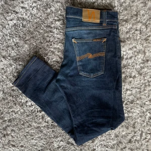 Nudie Jeans Steady Eddie 2 (Regular fit) Dry True - Säljer nu dessa Nudie Jeans i den populära passformen Steady Eddie 2 | Använt men fortfarande i grymt skick | Strl: W31 L30 | Färg: Dry True | Nypris: ~1400kr | Hör av dig vid minsta fundering :)