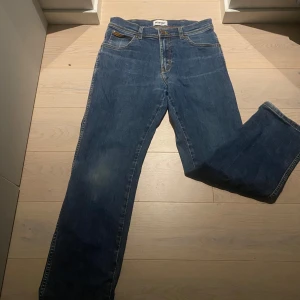Wrangler Texas blå jeans W30 L30 - Klassiska blå jeans från Wrangler, modell Texas. Jeansen har raka ben, killer är ca 170 och dem sitter bra på han, pris kan diskuteras, hör av er vid minsta fråga!