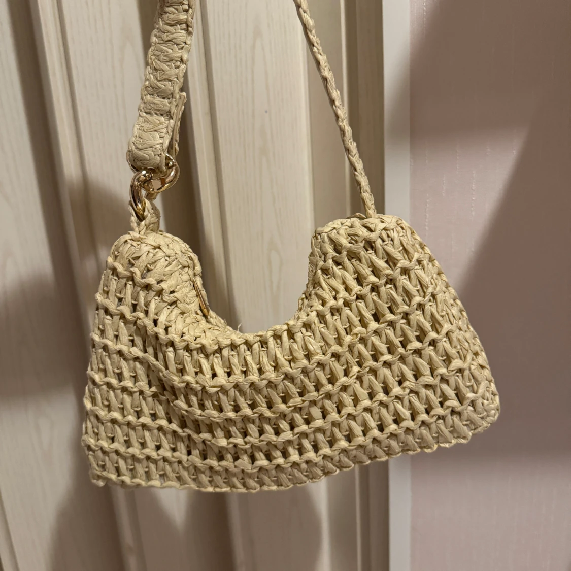 Beige axelväska i flätad syntet - 2