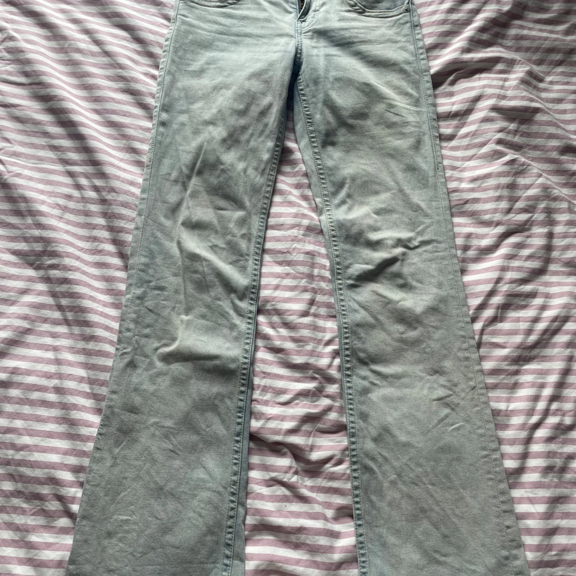 Ljusblå bootcut jeans från H&M Divided