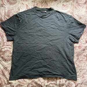 Mörkgrå t-shirt från Weekday - En basic mörkgrå t-shirt från Weekday med klassisk rund hals och korta ärmar.