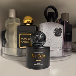 NOVA Scents Naiara Extrait de Parfum 50ml (endast testad) - Naiara - INSPIRERAD AV NISH*** ANI  Naiara, en mästerlig komposition där klassisk vanilj möter en vibrerande symfoni av kryddor och tränoter. Perfekt för date night eller casual utgång.  Toppnoter: Bergamott, citron, ingefära Hjärtnoter: Ros, kardemumma, svartvinbär Basnoter: Vanilj, benzoin, amber, sandelträ, mysk