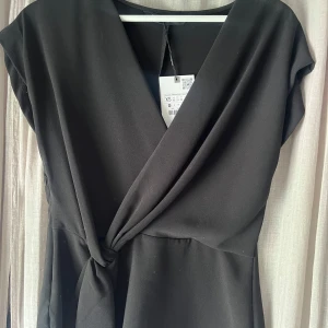 Svart blus från Zara💕 - Säljer denna jättefina blusen från zara helt oanvänd 