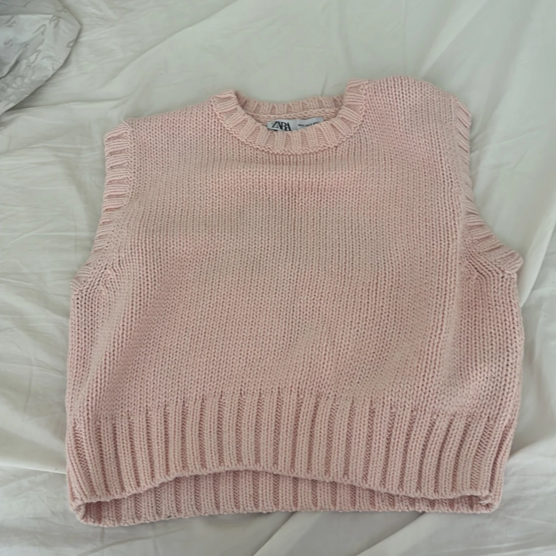 Ljusrosa stickad väst från Zara