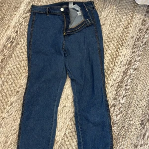 Skinny high waist jeans från &Denim - Mörkblå skinny jeans från &Denim med hög midja och ankellängd.